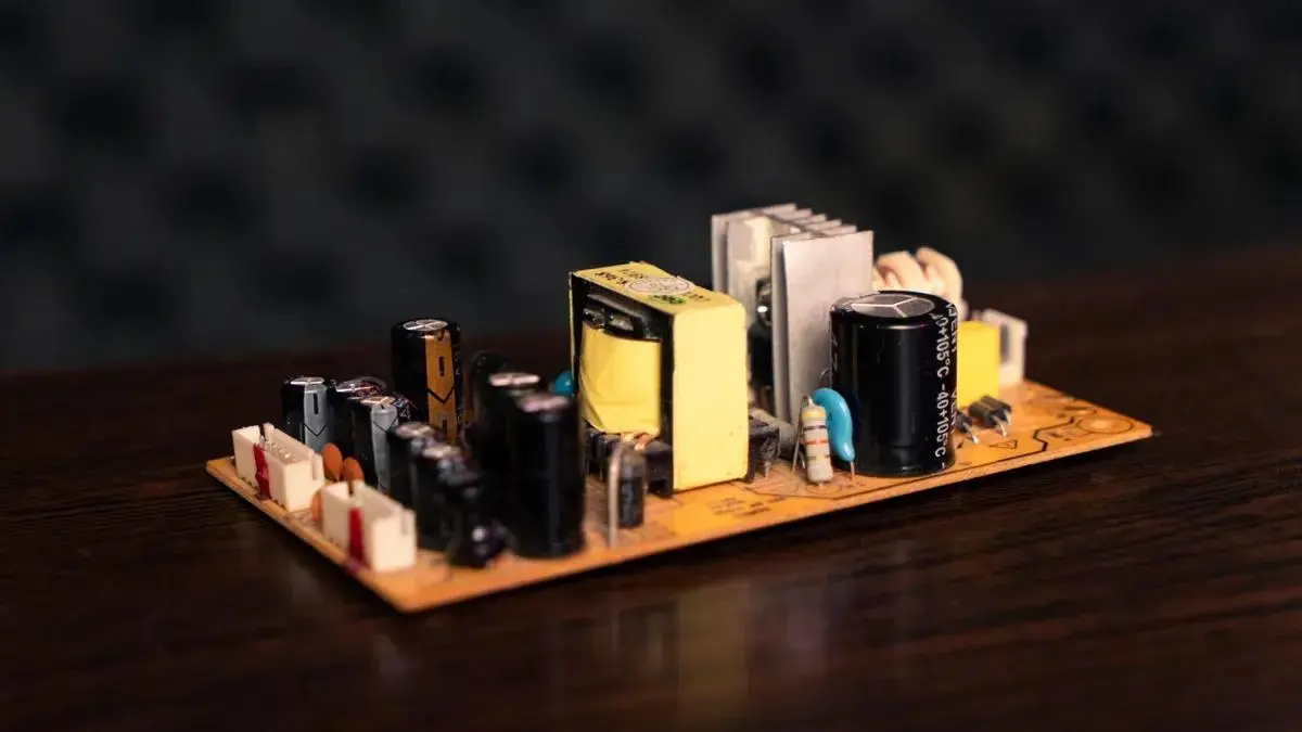 Dlaczego w energoelektronice stosuje się niestandardowe cewki z rdzeniem prętowym do zastosowań z otwartą ścieżką magnetyczną?